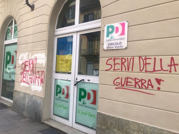 Vandalizzate sedi Pd: “Servi della Nato e della guerra”. Lo Russo: “Gesti provocatori” [VIDEO]