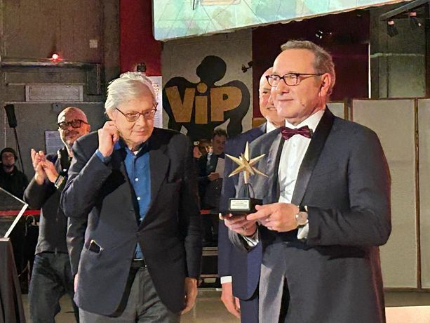 A Kevin Spacey il Premio della Mole: "Ringrazio il Museo per aver avuto 'le palle' di invitarmi. Una notte che non dimenticherò mai" A Kevin Spacey il Premio della Mole: "Ringrazio il Museo per aver avuto 'le palle' di invitarmi. Una notte che non dimenticherò mai"