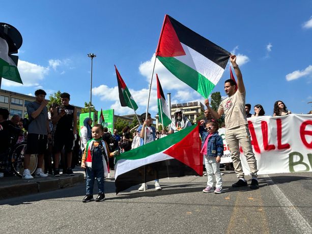 “All eyes on Rafah. Blocchiamo tutto”: corteo pro Palestina davanti al Salone del Libro “All eyes on Rafah. Blocchiamo tutto”: corteo pro Palestina davanti al Salone del Libro
