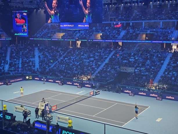 Atp Finals: Alcaraz torna Alcaraz, doma Medvedev e lo consegna alla semifinale contro Sinner Atp Finals: Alcaraz torna Alcaraz, doma Medvedev e lo consegna alla semifinale contro Sinner