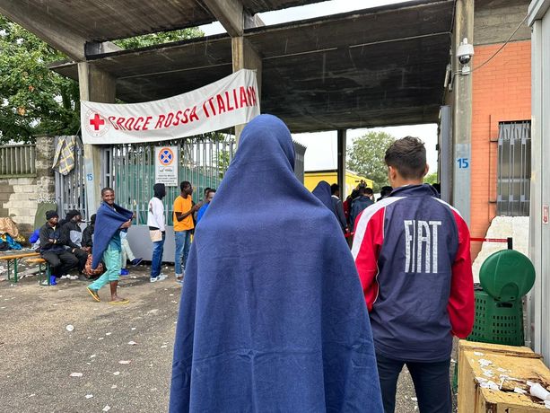 La pioggia si abbatte su via Traves: i migranti si rifugiano in tende su brandine La pioggia si abbatte su via Traves: i migranti si rifugiano in tende su brandine