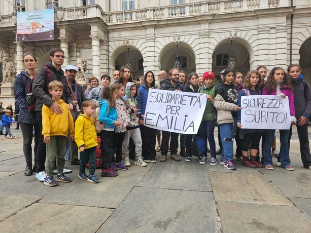 Presidio per ricordare Emilia Maidaska, uccisa a 16 anni da una macchina: "Semaforo fisso e cuscini berlinesi" Presidio per ricordare Emilia Maidaska, uccisa a 16 anni da una macchina: "Semaforo fisso e cuscini berlinesi"