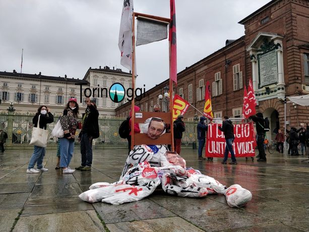 Primo maggio: ghigliottina pronta a decapitare Mario Draghi in piazza Castello [FOTO]