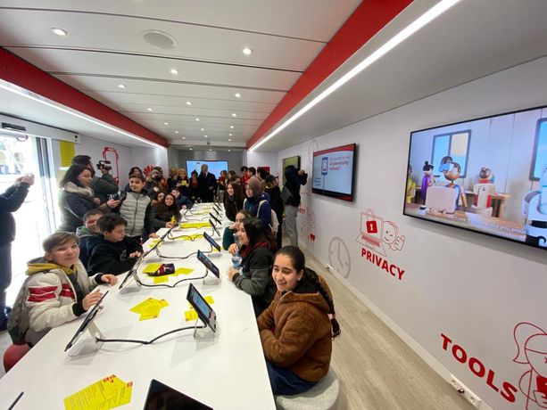 "Quella nel video porno è Sara": scuola, genitori e Postale salvano 14enne vittima di cyberbullismo