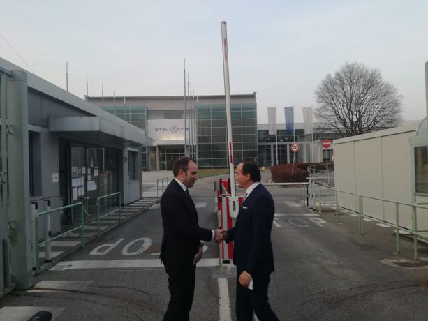 Stellantis, il futuro è ancora a Torino. "In città il cervello per auto elettrica, guida autonoma e logistica". Elkann: "Siamo indissociabili" Stellantis, il futuro è ancora a Torino. "In città il cervello per auto elettrica, guida autonoma e logistica". Elkann: "Siamo indissociabili"