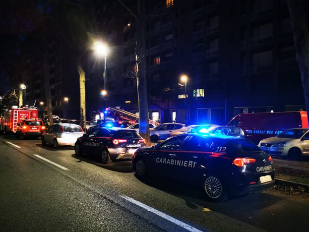 Immobilizzato dai carabinieri l'uomo che si era barricato in casa, tenendo come ostaggi la madre e il fratello