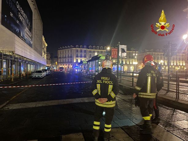 Nuova perdita di gas in piazza Castello: fuoriuscite di metano dai tombini. Vigili del fuoco e tecnici impegnati tutta la notte Nuova perdita di gas in piazza Castello: fuoriuscite di metano dai tombini. Vigili del fuoco e tecnici impegnati tutta la notte