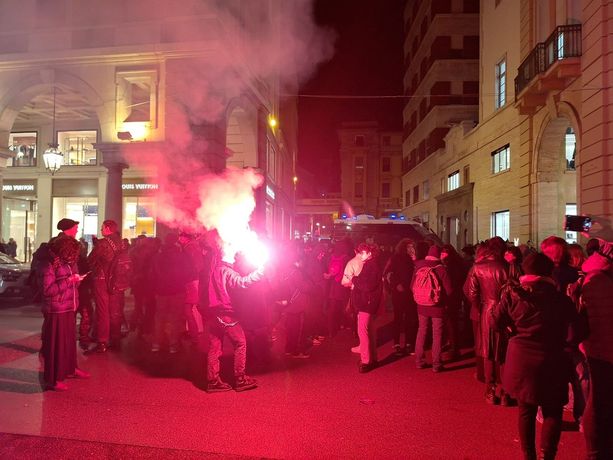 Forti contestazioni in Via Roma per l'arrivo del generale Vannacci. Il grido del corteo: &quot;Vannacci, Vannacci sei il capo dei pagliacci&quot;