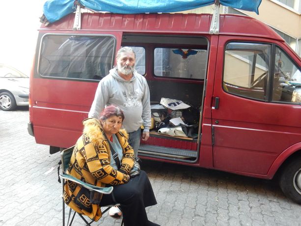 Dopo lo sfratto vivono dentro un furgone: “Chiediamo solo una mano per vivere” Dopo lo sfratto vivono dentro un furgone: “Chiediamo solo una mano per vivere”