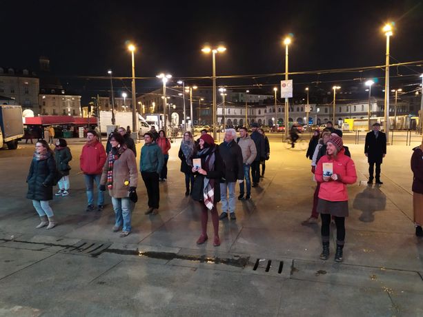 La crisi dell'editoria sfida il Coronavirus: a Torino le presentazioni di libri si fanno in piazza La crisi dell'editoria sfida il Coronavirus: a Torino le presentazioni di libri si fanno in piazza