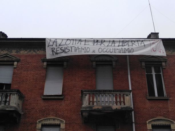 Anarchici occupano una palazzina in via Bersezio Anarchici occupano una palazzina in via Bersezio