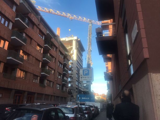 Ruspe a 30 metri d'altezza e palazzo sventrato: a Torino stanno abbattendo l'ex Centro Congressi [VIDEO e FOTO]