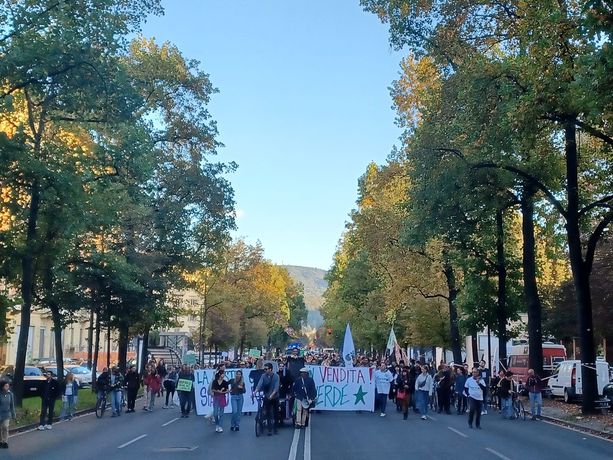 Ambientalisti in piazza guidati dal coro "si ama e si difende, Torino non si vende" Ambientalisti in piazza guidati dal coro "si ama e si difende, Torino non si vende"