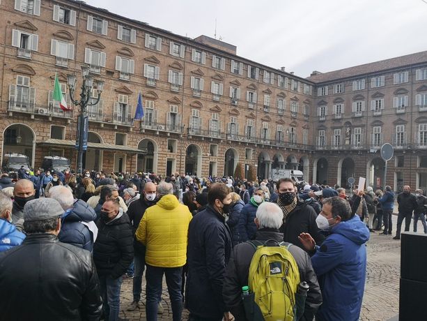 Ambulanti in protesta contro le chiusure, il Piemonte vuole supertassare i colossi del web Ambulanti in protesta contro le chiusure, il Piemonte vuole supertassare i colossi del web