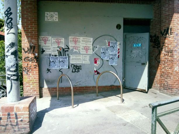 Borgo Dora, archetti porta bici dove trovava riparo una senzatetto: “È architettura ostile”