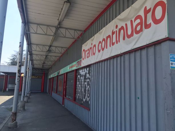 Via Farinelli, il &quot;centro commerciale E13&quot; cade a pezzi: abbandono e tante serrande abbassate [FOTO e VIDEO]