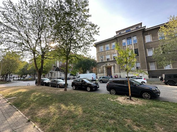 Genitori incivili invadono con le auto l'isola pedonale per portare i figli a scuola, la rabbia dei residenti della Crocetta