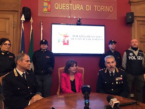 Stupro alla Borsellino, fermato un 17enne: si trovava ancora vicino alla residenza universitaria Stupro alla Borsellino, fermato un 17enne: si trovava ancora vicino alla residenza universitaria