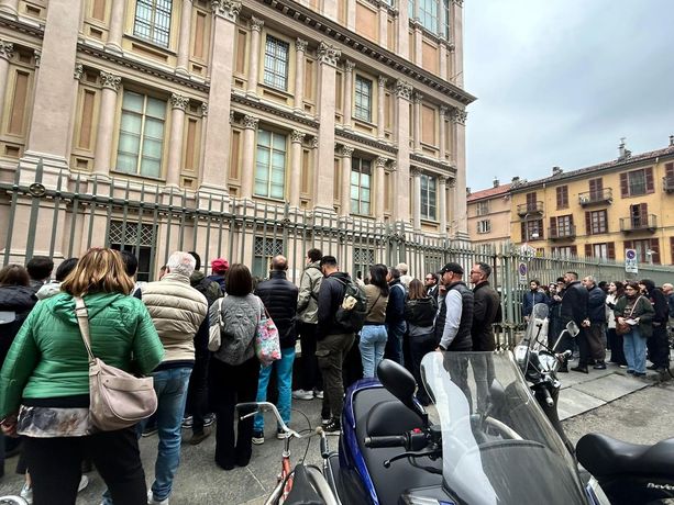 Bagno di folla per Willem Dafoe, Giuseppe Tornatore e Dante Ferretti: la delegazione di Scorsese si concede ad autografi e selfie Bagno di folla per Willem Dafoe, Giuseppe Tornatore e Dante Ferretti: la delegazione di Scorsese si concede ad autografi e selfie