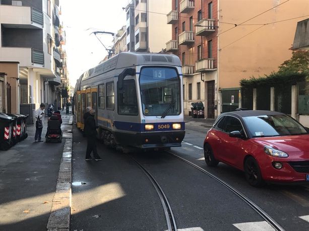 Tram bloccati dalle auto in malasosta: nel 2021 a Torino già 111 casi