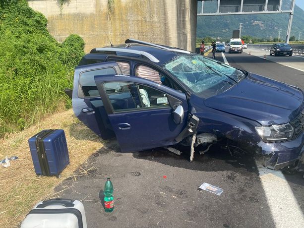 Pauroso incidente sull'autostrada A5: veicolo si ribalta più volte, madre e figlia di 9 anni all'ospedale di Ivrea