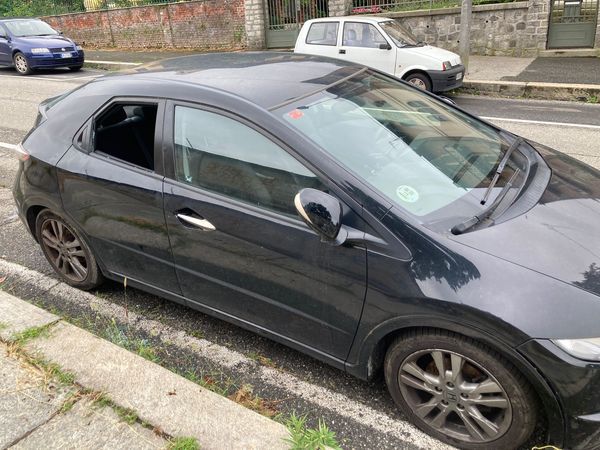 Finestrini rotti a due automobili e un furgoncino in via Lomellina: i vandali arrivano a colpire in precollina