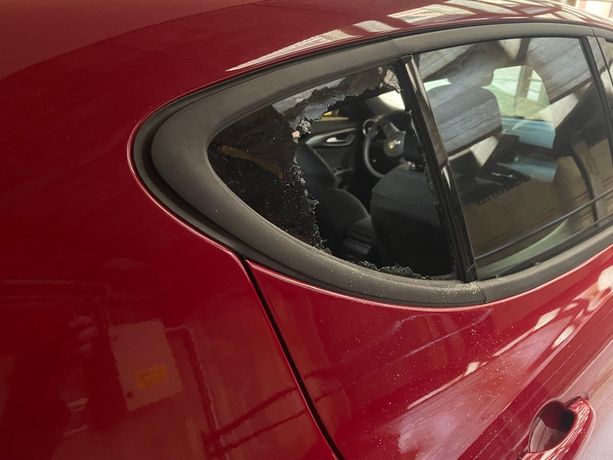 Ladri senza vergogna, 5 auto vandalizzate nella notte a Nizza Millefonti