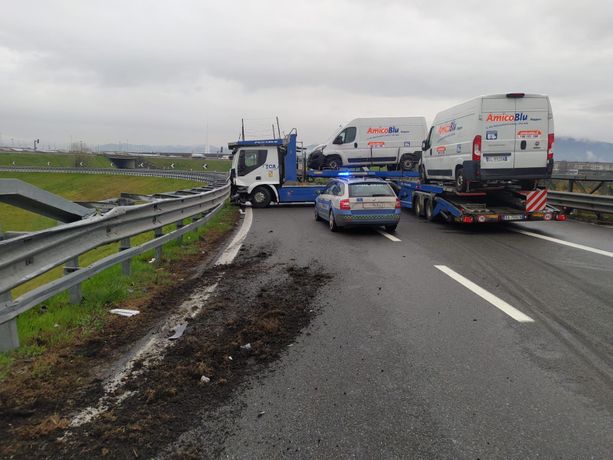 Autotreno si intraversa in tangenziale: nessun ferito ma svincolo Falchera chiuso al traffico
