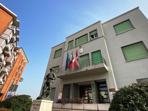 Grugliasco, bandiere a mezz'asta in municipio per le vittime dell'attentato in Congo Grugliasco, bandiere a mezz'asta in municipio per le vittime dell'attentato in Congo