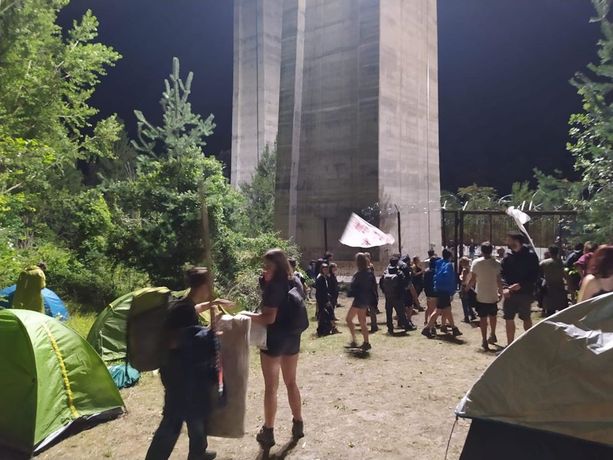 Tensioni al cantiere della Torino-Lione a Chiomonte: No Tav appiccano incendio