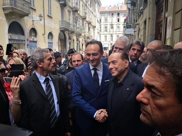La città e l'economia, il calcio e le belle ragazze: l'ultima volta di Berlusconi a Torino, per sostenere Cirio [VIDEO]