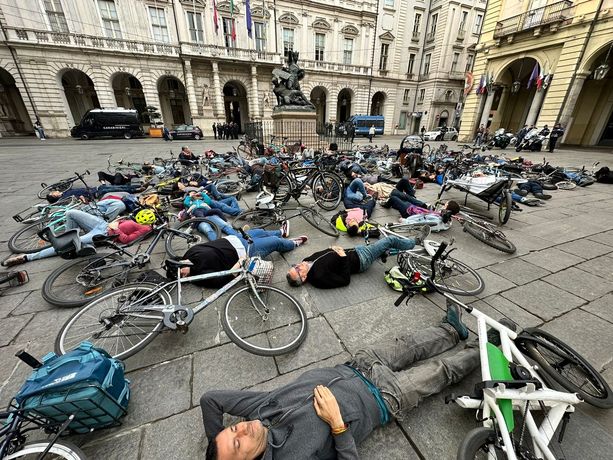 “Stufi di piangere l’ennesimo morto”: a Torino i ciclisti in rivolta chiedono sicurezza [FOTO E VIDEO]
