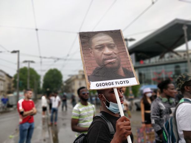 Manifestanti in corteo a Torino: pugno in cielo per dire No al razzismo [FOTO]