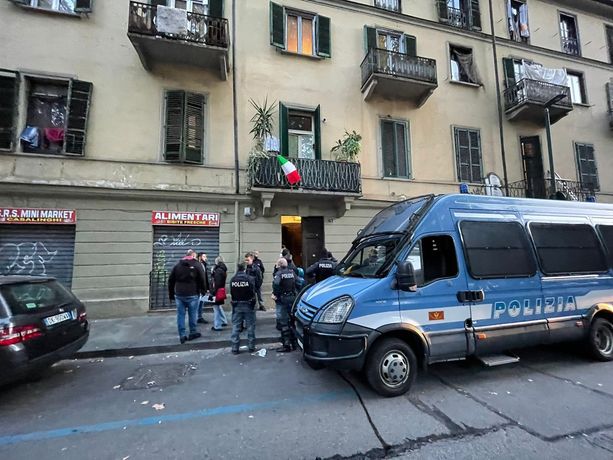 Blitz della polizia in edificio di corso Regina Margherita: 50 identificati (VIDEO)