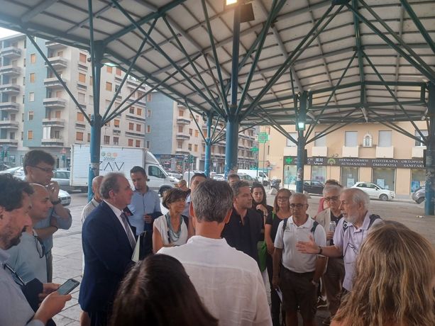 Degrado, sopralluogo dei consiglieri comunali in piazza Crispi: "Obiettivo riqualificare l'area" Degrado, sopralluogo dei consiglieri comunali in piazza Crispi: "Obiettivo riqualificare l'area"
