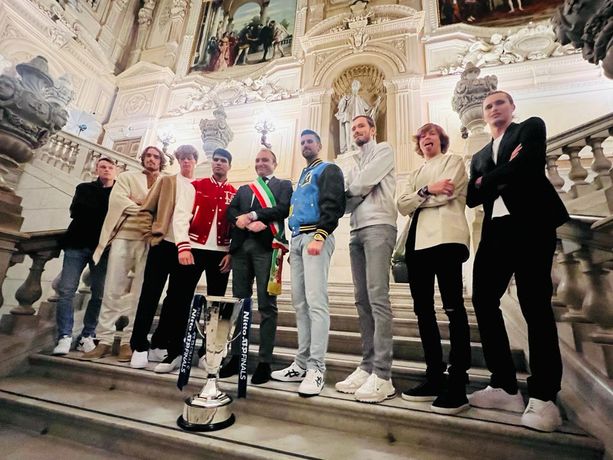 Tutti pazzi per le Atp Finals, grande folla al Blue Carpet: Sinner, Djokovic e Alcaraz i più ricercati [FOTO]