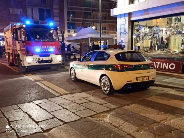 Principio di incendio in un locale di Borgo Dora, i residenti: “Vigili del fuoco bloccati dalle rastrelliere porta-bici” [FOTO]
