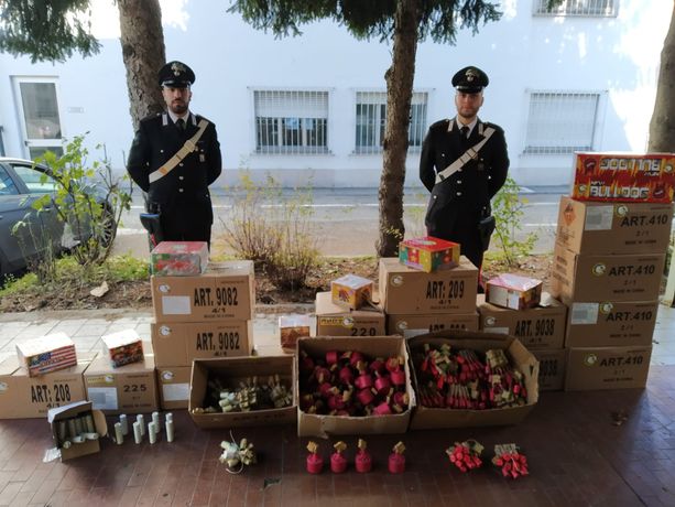 La cantina era un vero arsenale: arrestato per detenzione illegale di botti. "Avevano un potenziale micidiale"
