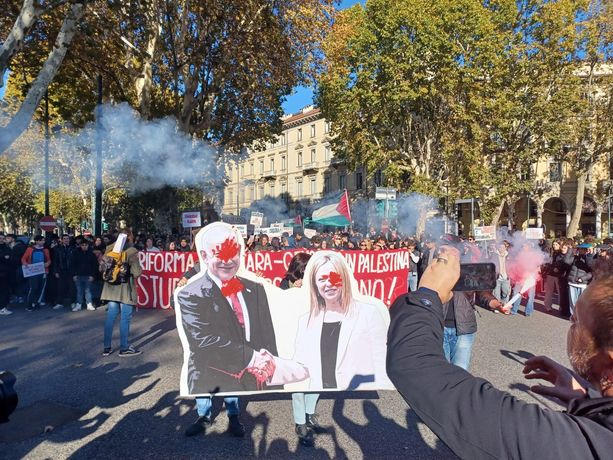 Studenti in piazza contro Israele e il governo Meloni: &quot;Fermiamo Valditara&quot;. Scontri in via Roma [VIDEO e FOTO]