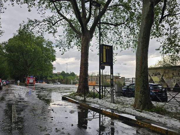 Chiuso per maltempo un tratto di corso Novara, allagato il controviale davanti a Scalo Vanchiglia Chiuso per maltempo un tratto di corso Novara, allagato il controviale davanti a Scalo Vanchiglia