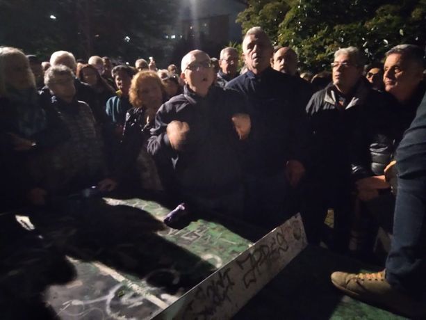 La fuga dei camper da via Rubino. Ma il quartiere esplode: “Torneranno, trovate una soluzione”