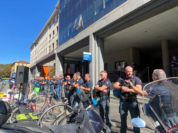 Presidio anti-stanza davanti all'Ospedale Sant'Anna, i manifestanti: &quot;Non ci stanno lasciando spazio&quot;