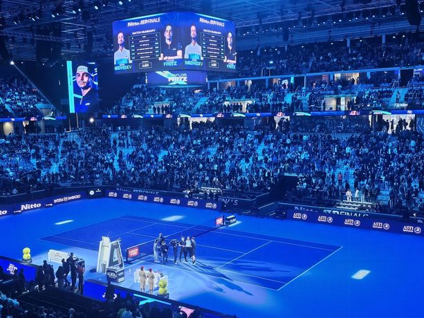 Fritz inaugura le Atp Finals e batte Medvedev. Una racchetta gigantesca in piazza San Carlo Fritz inaugura le Atp Finals e batte Medvedev. Una racchetta gigantesca in piazza San Carlo