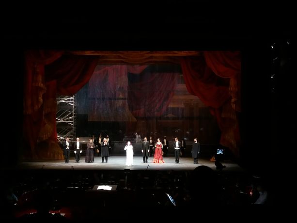 Il pubblico torna al Regio, sua "croce e delizia": e la passione libera della "Traviata" fa battere ancora i cuori Il pubblico torna al Regio, sua "croce e delizia": e la passione libera della "Traviata" fa battere ancora i cuori