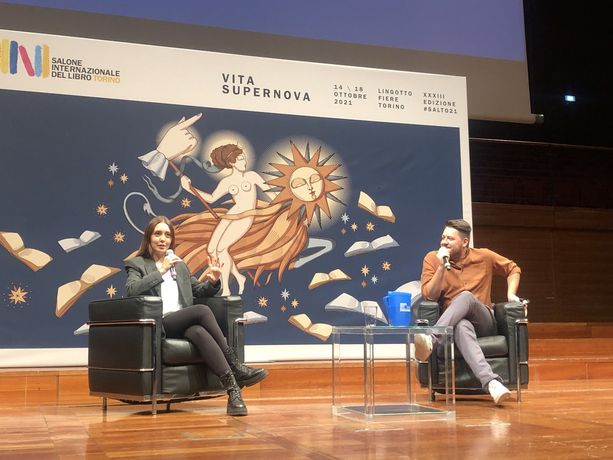 La travolgente simpatia di Camihawke al SalTo2021: “Ho dovuto superare il pregiudizio del letto. L’ho fatto? Spero di sì!” La travolgente simpatia di Camihawke al SalTo2021: “Ho dovuto superare il pregiudizio del letto. L’ho fatto? Spero di sì!”