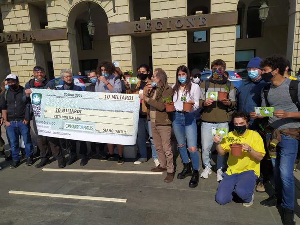 Ricreativa, terapeutica, industriale: Cannabis for Future in piazza per la legalizzazione fa i conti. “10 miliardi di euro per lo Stato”  (VIDEO)