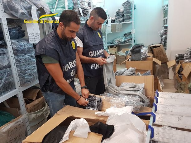 Vendeva sul web maglie e felpe di marca, ma in realtà era falsi: nei guai 27enne torinese Vendeva sul web maglie e felpe di marca, ma in realtà era falsi: nei guai 27enne torinese