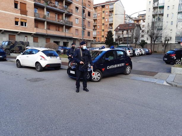 Puntano una pistola alla testa di un uomo: carabinieri sventano rapina in ditta nel quartiere Pozzo Strada Puntano una pistola alla testa di un uomo: carabinieri sventano rapina in ditta nel quartiere Pozzo Strada