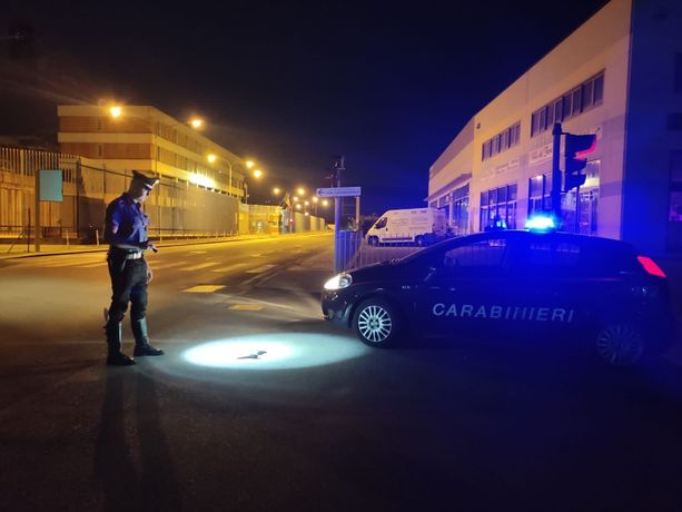 Ivrea, travolge un ciclista e scappa. Pirata della strada rintracciato mentre denuncia un falso incidente