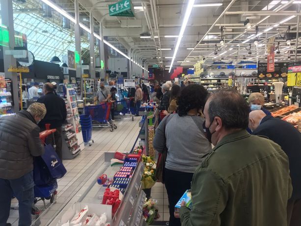 Chiusure pasquali, parte la corsa alla spesa: torinesi in coda nei supermercati [FOTO e VIDEO]